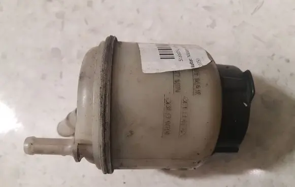 Nissan X-Trail T30 Brake fluid reservoir 