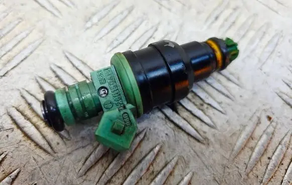 BMW 5 E39 Fuel injector 0280150415