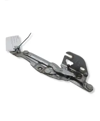 Volkswagen PASSAT B5 Tailgate/trunk/boot hinge 3B5827301