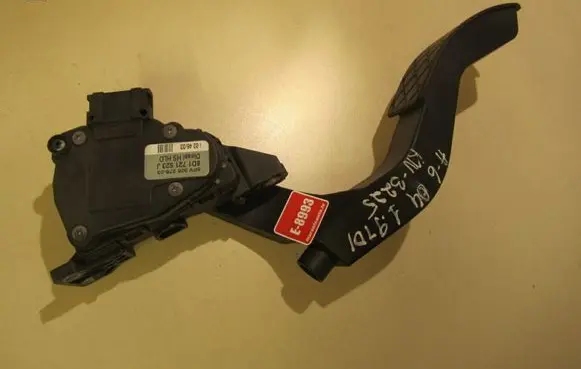Audi A6 S6 C5 4B Accelerator throttle pedal 8D1721523J