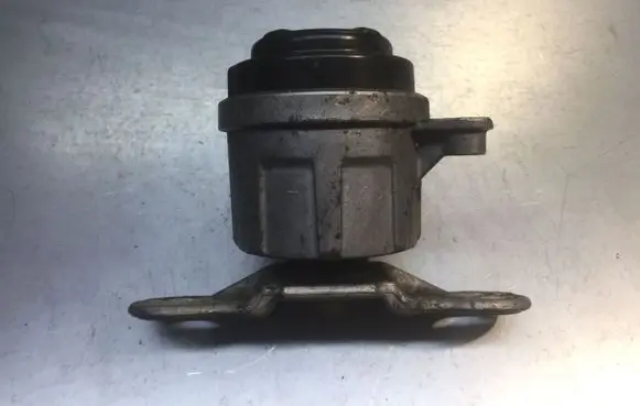 Ford Mondeo Mk III Engine mount bracket