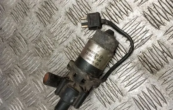 Mercedes-Benz E W124 Coolant heater control valve 0008359464