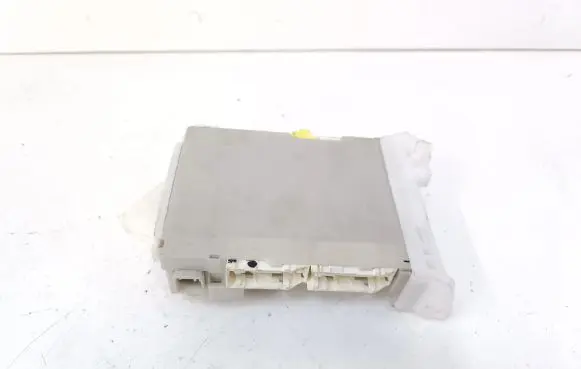 Toyota Prius+ (ZVW40) Fuse module 8273047420A