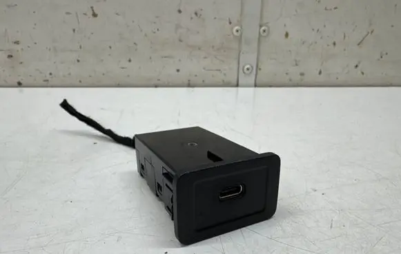 Mercedes-Benz GLB x247 USB socket connector A24782086020