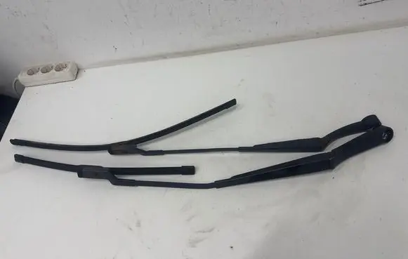 Hyundai i30 Front wiper blade arm 
