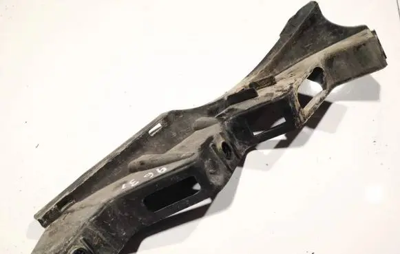 Volkswagen PASSAT B6 Front bumper mounting bracket