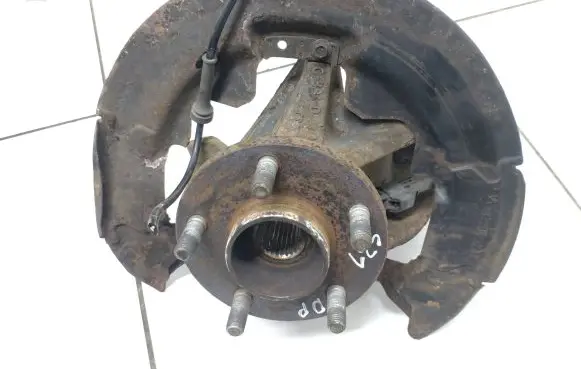 Ford Kuga I Front wheel hub spindle knuckle