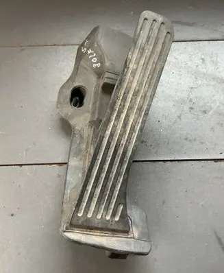 Accelerator throttle pedal