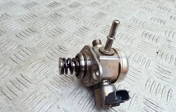 Nissan Juke I F15 Fuel injection high pressure pump 166301KC0A 0261520074