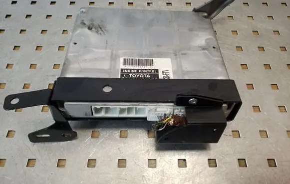 Toyota Avensis T250 Engine control unit/module 8966105690