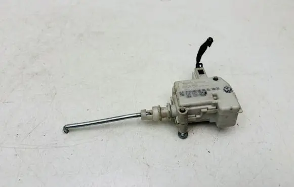 Volkswagen Golf IV Tailgate boot lock/latch motor 1J6862159A 3B0959781B