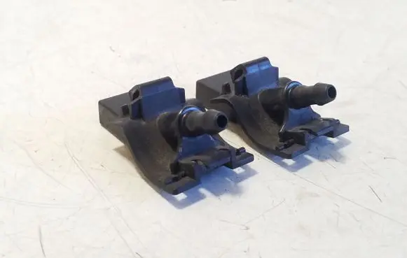 Toyota Prius (XW30) Windshield washer spray nozzle 
