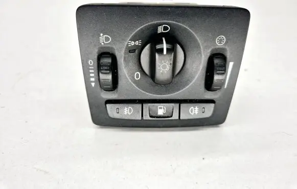 Volvo V50 Light module LCM 30669736 04W43T