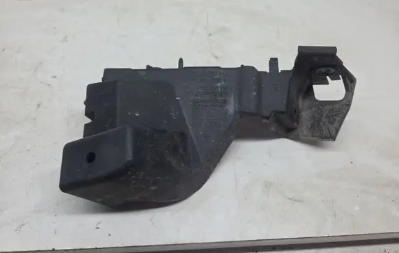 Front bumper mounting bracket