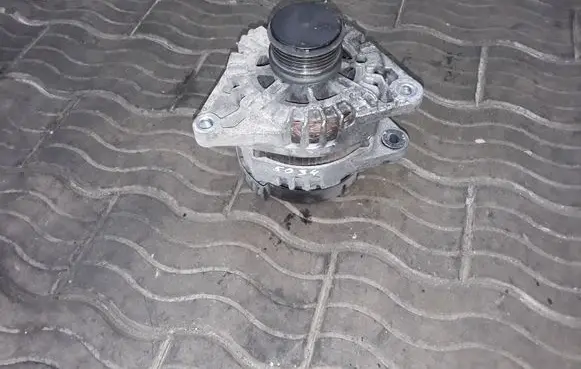 Hyundai i40 Generator/alternator 373002A805 2621365