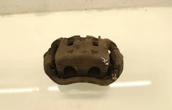 Nissan Qashqai+2 Front brake caliper 