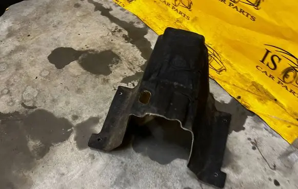 Ford Mustang VI Heat shield in engine bay 