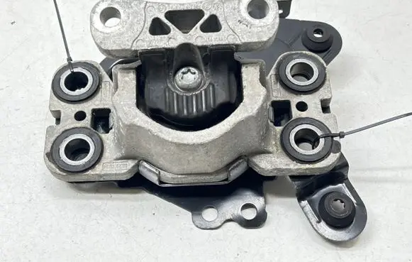 Land Rover Range Rover Evoque L538 Engine mount bracket EJ327M121AD A006006