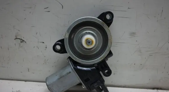 Mazda 3 II Front door window regulator motor BHN95958X