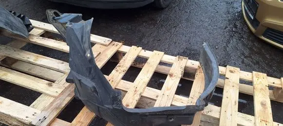 Front wheel arch liner splash guards