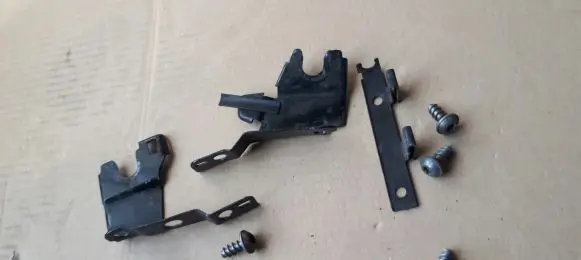 Headlight/headlamp mounting bracket