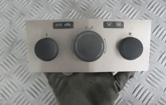 Opel Astra H Climate control/heater control trim 