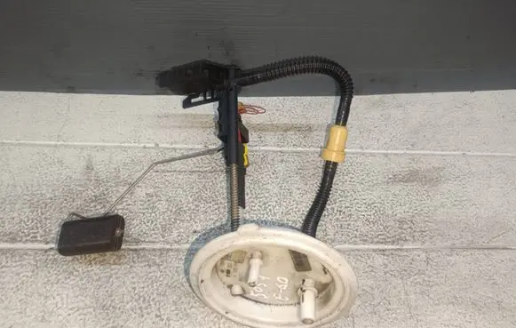 BMW 5 E60 E61 Fuel level sensor 6765849
