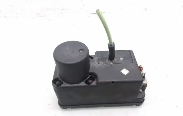 Volkswagen PASSAT B3 Central locking vacuum pump 357962257