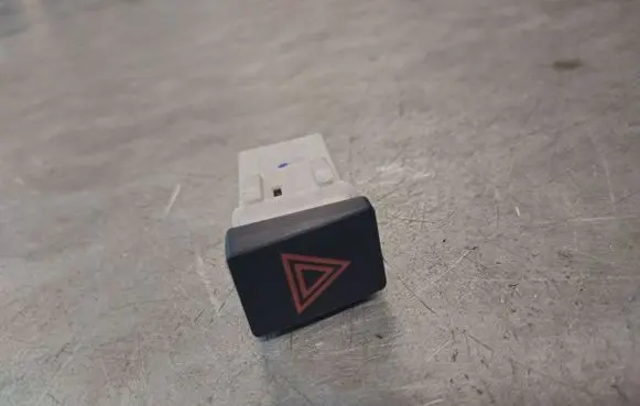Nissan Qashqai+2 Hazard light switch