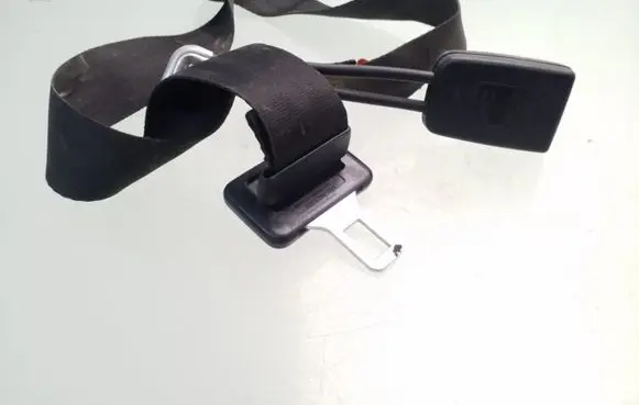Volkswagen Golf III Rear seatbelt buckle 1H0857713A