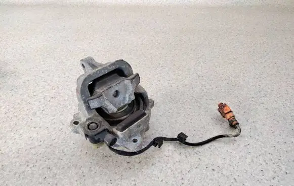 Audi A8 S8 D4 4H Engine mount bracket 4H0199381AR