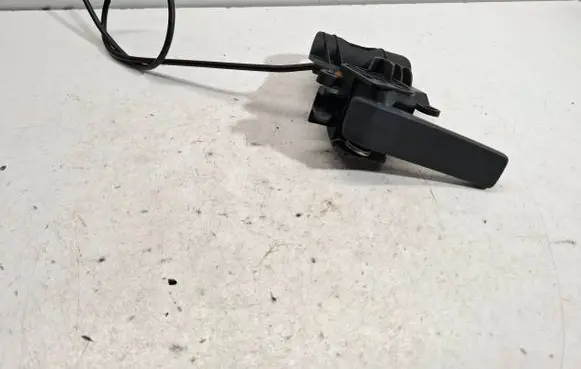 Engine bonnet (hood) release handle