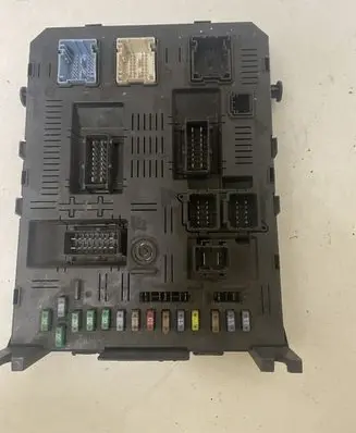 Peugeot 407 Fuse module 9661940180