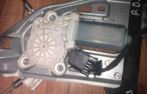 Mercedes-Benz C W203 Front door window regulator motor a2118201742 774.60028.17
