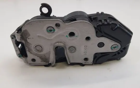 Opel Insignia A Front door lock 3023803F