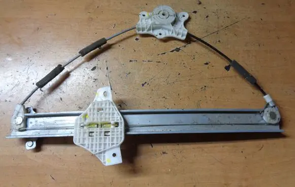 Hyundai i20 (GB IB) Front window lifting mechanism without motor