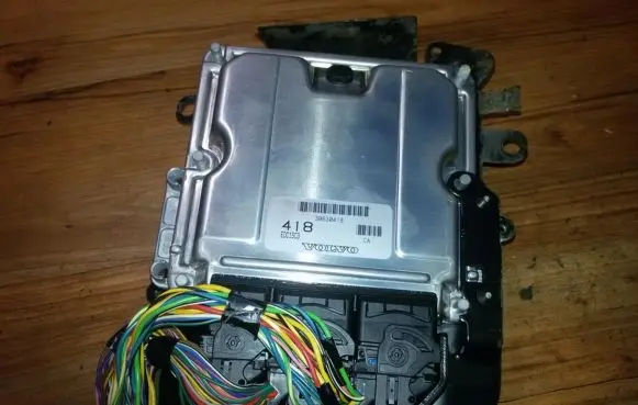 Volvo S40, V40 Engine control unit/module 0281011087 hom8200065996