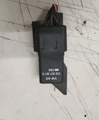 Volkswagen Golf V Glow plug pre-heat relay 0281003038