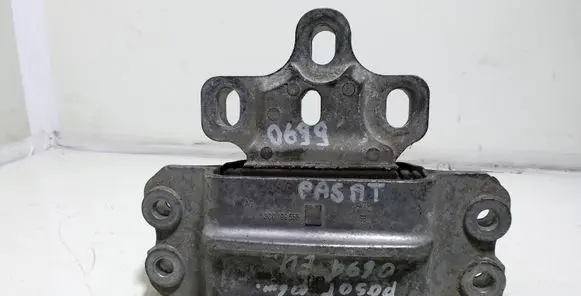Volkswagen PASSAT B6 Engine mount bracket 3C0199555