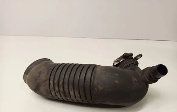 Volkswagen PASSAT B5.5 Air intake hose/pipe 8D0129615K
