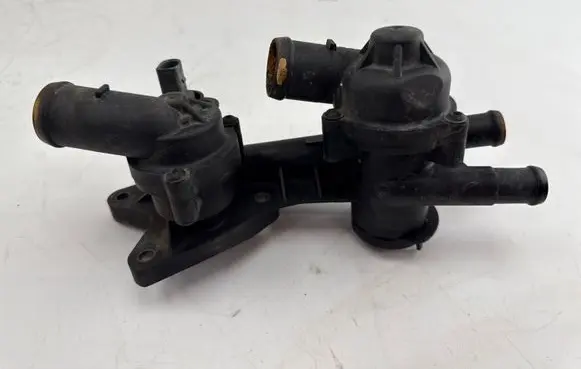 Volkswagen PASSAT B7 Thermostat/thermostat housing 03C121121D