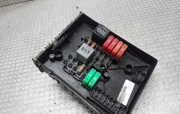 Volkswagen Golf V Fuse module 1K0937125A