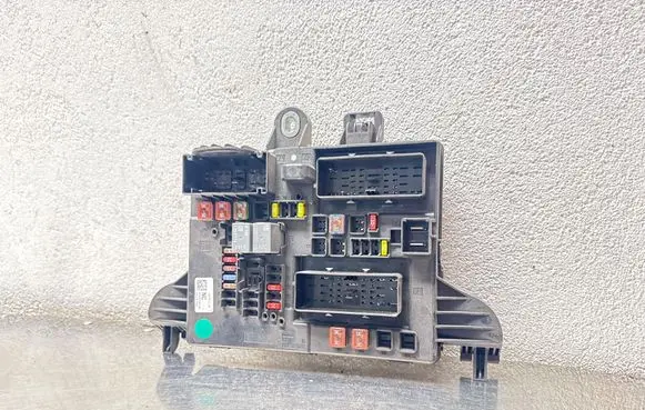 Opel Insignia A Fuse module 13277319 20010002109
