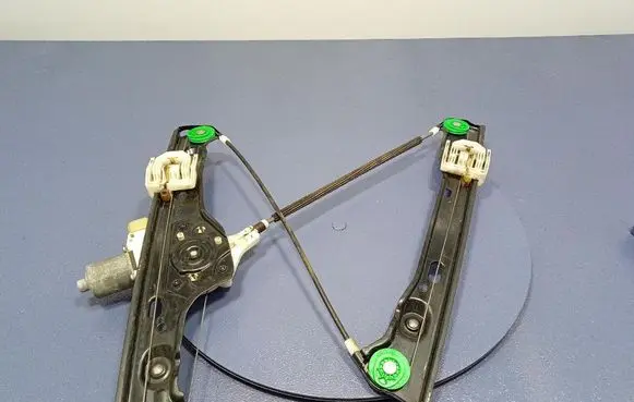 BMW X3 E83 Front door window regulator with motor 7060265