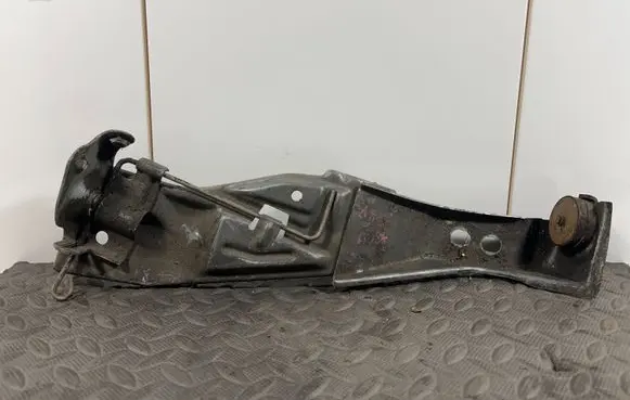 Audi A6 S6 C4 4A Radiator mount bracket 4A0805807