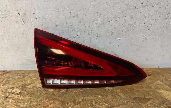 Tailgate rear/tail lights