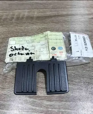 Skoda Octavia Mk2 (1Z) Tailgate/boot lid lock trim 1Z5863475