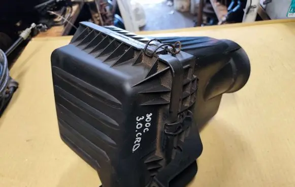 Chrysler 300 - 300C Air filter box