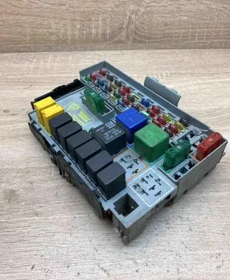 Opel Zafira A Fuse box set 24412497