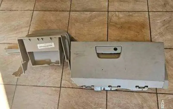 Dodge Grand Caravan Glove box set L0050457